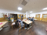 入居者と交流する職員の姿