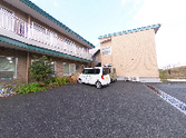 広い敷地のある施設外観