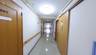 施設内の廊下と部屋