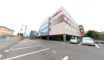 介護施設と駐車スペースの外観