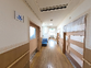 明るく広々とした廊下