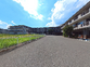 広場と建物の外観