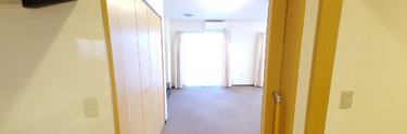 介護施設内の廊下と部屋