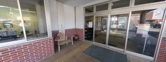 介護施設の入口と外観