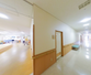 介護施設内部の廊下と作業スペース