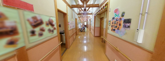 ケアホームの広々とした通路