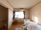ベッドと窓が見える部屋