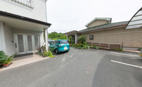 介護施設とその駐車スペース