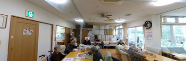 介護施設のスタッフと利用者