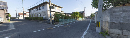静かな住宅街の交差点風景