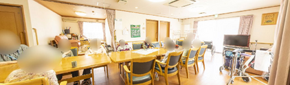 明るく広々とした施設の共有スペース