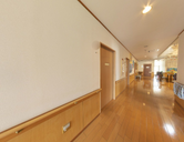 温かみのある施設の廊下