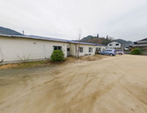 介護施設の外観と駐車場