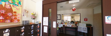 広々とした介護施設の入口
