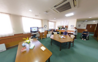 介護施設内の明るい居間