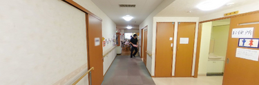 明るく整備された施設通路