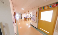 広々とした介護施設の廊下