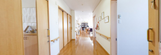 ケアセンターの廊下と部屋の入口