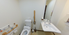 福祉施設のトイレと手すり