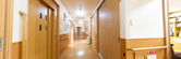 明るい廊下と勤務スタッフ