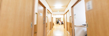 明るい施設の通路