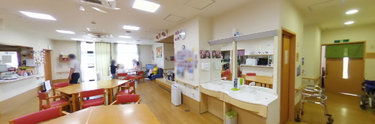 広々とした明るい介護施設の廊下