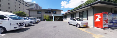 介護施設のエントランスと外観