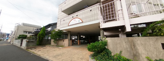 介護施設の外観と通りの光景