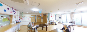 介護施設の居住空間と廊下