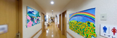 介護施設内部の廊下とアート