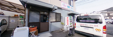 介護施設外観と職員駐車場