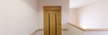 ケアホーム内部の廊下と部屋