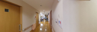 介護施設内の廊下と洗面所
