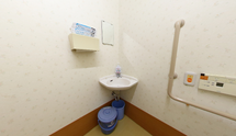 介護施設内の清潔なトイレ