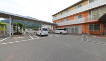 介護施設の外観と駐車場