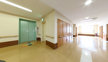 清潔で開放感のある廊下