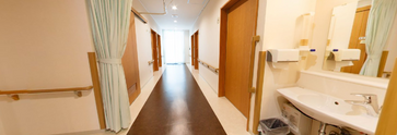 介護施設内の廊下と部屋