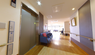 ゆとりある介護施設内の通路