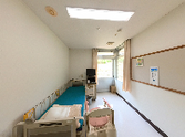 明るい個室の居住空間