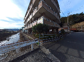 川沿いの建物全景