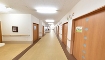 明るい介護施設の内部風景