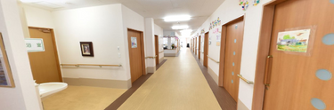 介護施設の廊下と掲示板