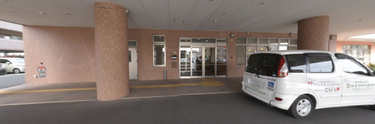 広々とした駐車場の風景