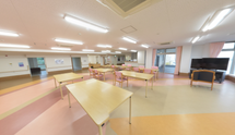明るい介護施設の共用エリア