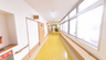 ゆとりある明るい施設の通路