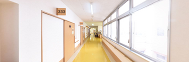 介護施設内の廊下の幅広い景観
