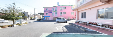 明るい介護施設の入口