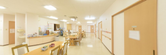 介護施設内部の廊下とリビングスペース