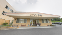 清潔感溢れる介護施設のエントランス