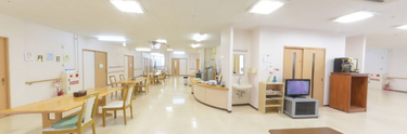 介護施設での居間と廊下の光景